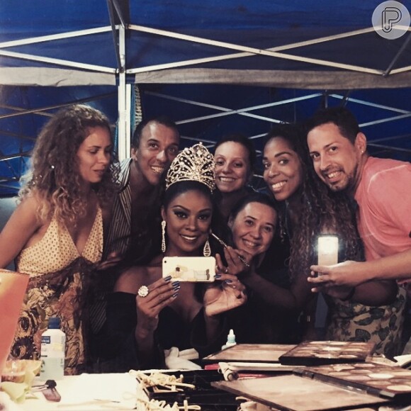 Cris Vianna posa com maquiadores nos bastidores da gravação de 'Império'