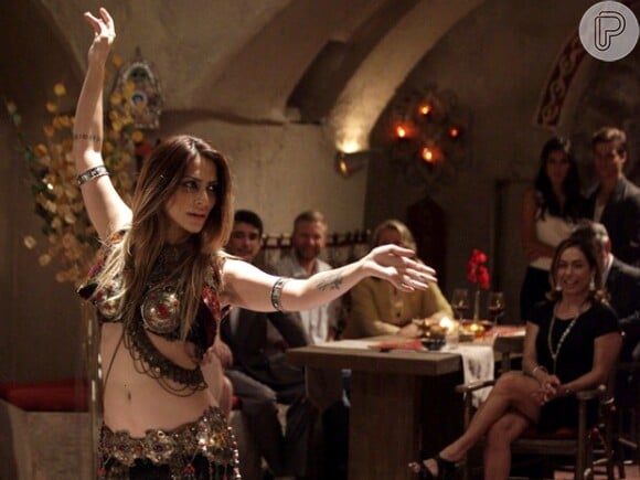 Bianca (Cleo Pires) dança e provoca Zyah (Domingos Montagner) em 'Salve Jorge'