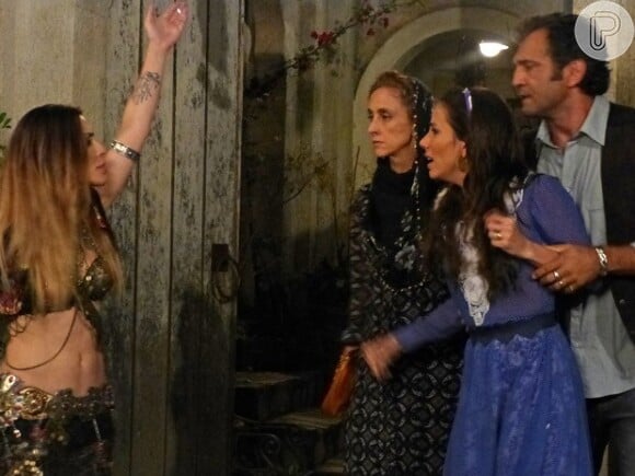 Ayla (Tânia Khalill) faz um escândalo quando Bianca (Cleo Pires) dança na frente de Zyah (Domingos Montagner), em 'Salve Jorge'