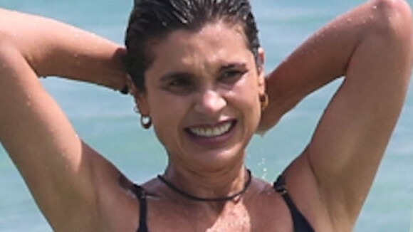 De biquíni, Flávia Alessandra exibe barriga definida e renova bronzeado em dia na praia com a filha Olívia