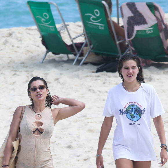 Flávia Alessandra e a filha caçula, Olívia, deixaram a praia juntas