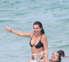 Flávia Alessandra e a filha, Olívia, se divertiram ao tomarem banho de mar
