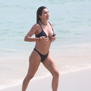 Flávia Alessandra apostou em biquíni para dia de praia