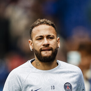 Neymar tem contrato com o PSG até 2027
