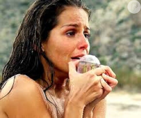 Com seu inseparável globo de neve, a personagem Sol (Deborah Secco) tentava atravessar a fronteira dos Estados Unidos na novela 'América' (2005)