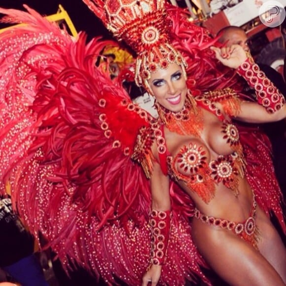 Tati Minerato é a musa que vai brilhar à frente da bateria da escola de samba Gaviões da Fiel no Carnaval 2015