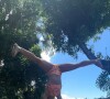 Carolina Dieckmann publicou fotos praticando ioga de biquíni