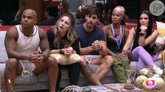 BBB 23: Tadeu Schmidt reúne 'brothers' na sala da casa para anunciar a expulsão de Cara de Sapato e MC Guimê