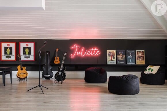 Um sótão da casa de Juliette se transformou em uma sala de música para ensaios