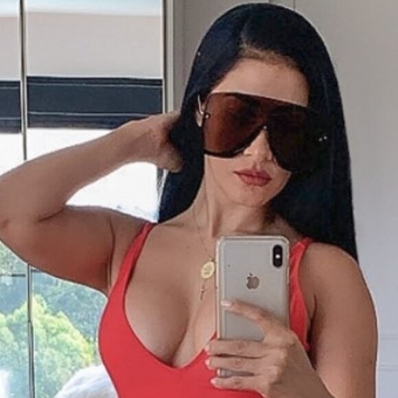 Simaria recebe elogios por foto de maiô