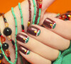 Unhas decoradas com esmalte marrom cintilante e várias cores na nail art