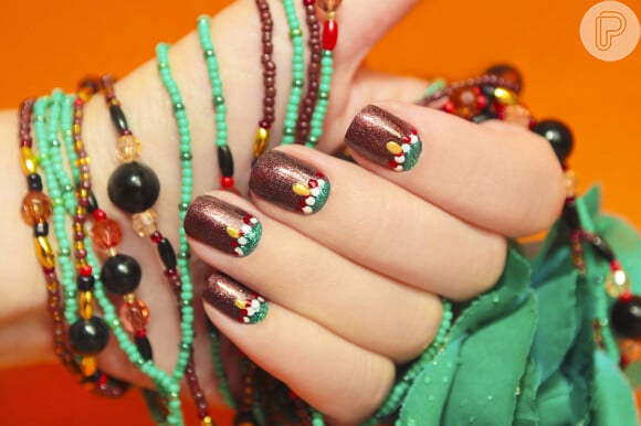 Unhas decoradas com esmalte marrom cintilante e várias cores na nail art