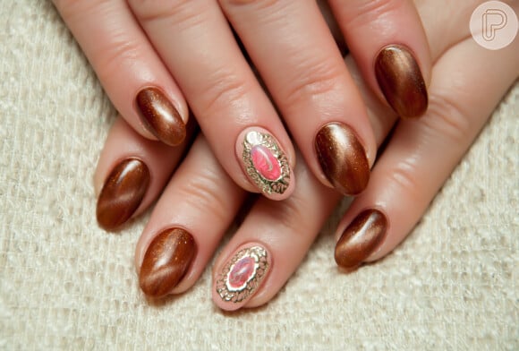 O esmalte marrom acobreado é uma aposta diferenciada para as unhas decoradas no Outono