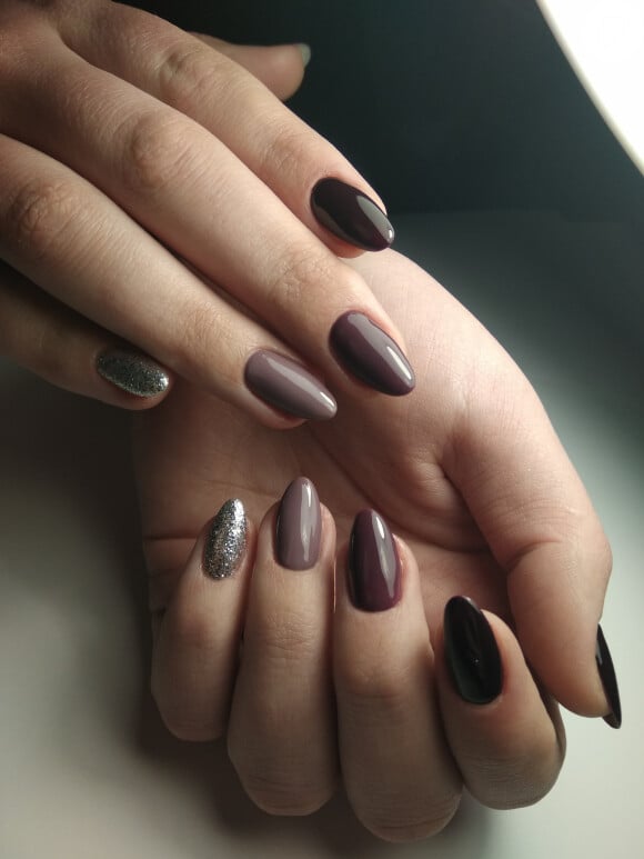 O marrom é uma aposta elegante e prática para quem ama unhas decoradas