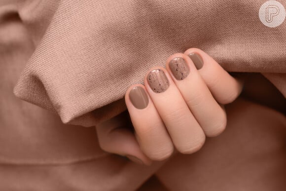 Esmalte marrom capuccino é uma opção suave e elegante para investir nos tons terrosos