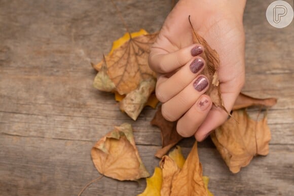 Unhas decoradas com motivos delicados trazem mais romantismo ao esmalte de tons terrosos