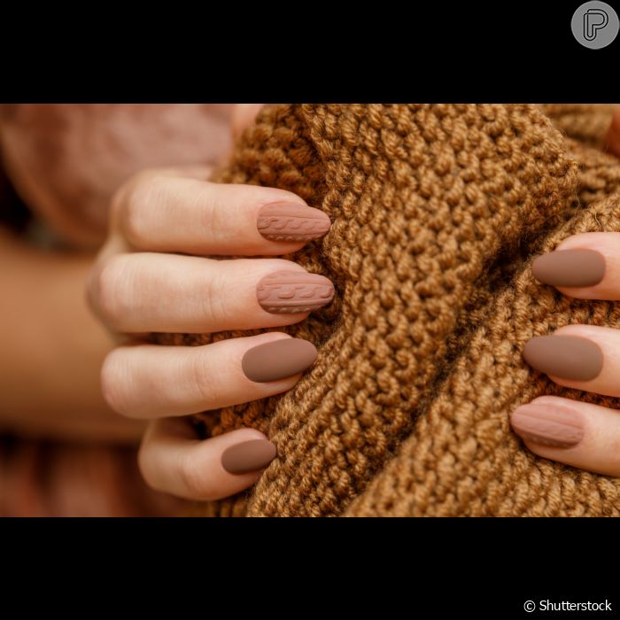 Unhas decoradas com textura e diferentes tons de marrom são criativas e ...