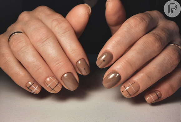 O marrom é tendência para as unhas decoradas no Outono: essa versão traz traços gráficos