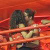 Débora Nascimento e José Loreto curtiram o Carnaval aos beijos na Sapucaí, no Rio