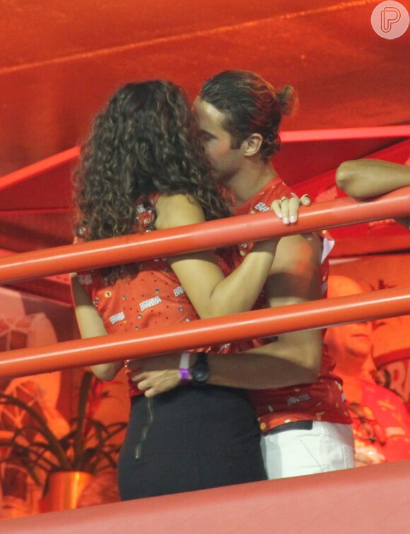 Débora Nascimento e José Loreto curtiram o Carnaval aos beijos na Sapucaí, no Rio