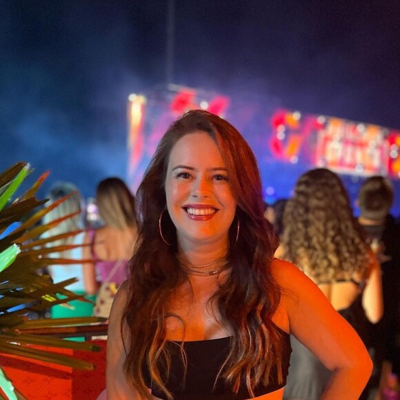 Mari Bridi também adora cabelos ondulados para ornar com looks mais despojados