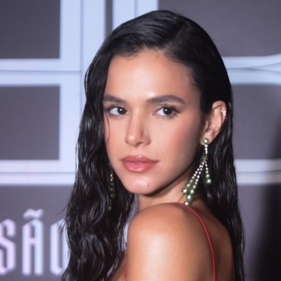 Bruna Marquezine elege look poderoso para primeiro dia de Lollapalooza