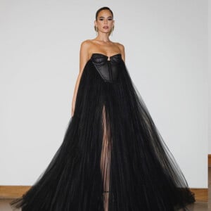 Bruna Marquezine apostou em um vestido preto de tule da marca Givenchy