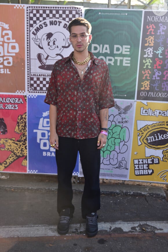 João Guilherme não tem medo de combinar estampas, cores e estilos em seus looks
