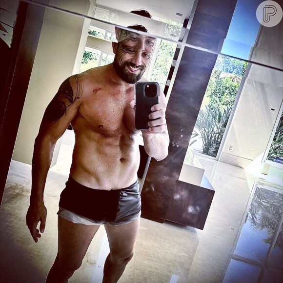 Rafael Cardoso chamou atenção na web com uma foto sem camisa onde exibe o corpo sarado