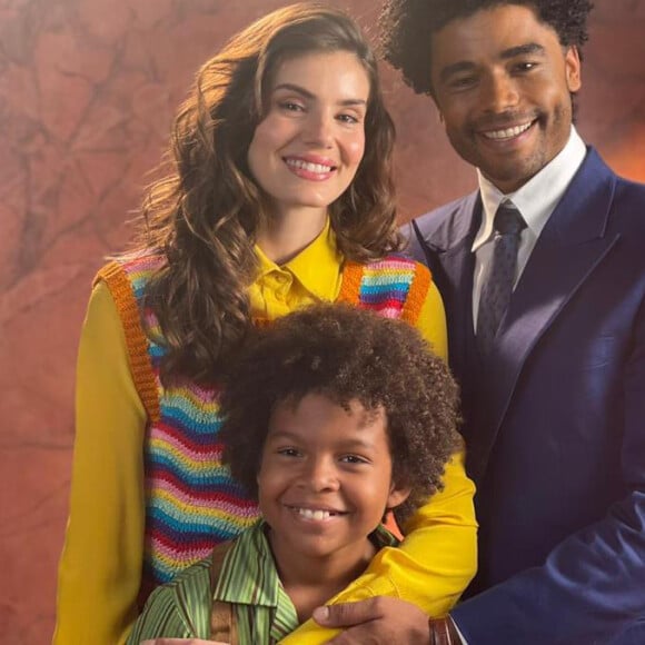 A Júlio (Daniel Rangel), Marê (Camila Queiroz) conta que quer ir atrás do filho, Marcelino (Levi Asaf), na novela 'Amor Perfeito'