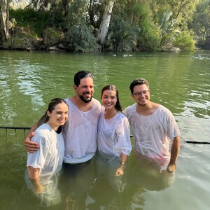 O palestrante gospel Deive Leonardo foi responsável pelo batismo de Biah Rodrigues e Sorocaba