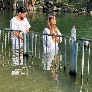 Biah Rodrigues e o marido, Sorocaba, se batizaram no Rio Jordão, em Israel