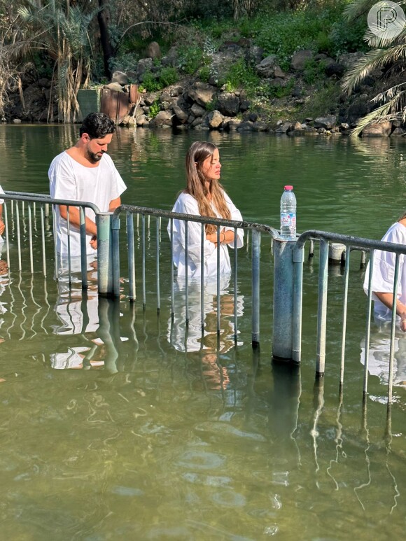 Biah Rodrigues e o marido, Sorocaba, se batizaram no Rio Jordão, em Israel