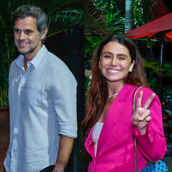 Acompanhada do marido, Giovanna Antonelli acenou para o fotógrafo