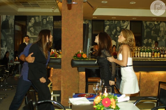 Cena de agressão de Maria Clara (Malu Mader) a Laura (Claudia Abreu) foi uma das mais emblemáticas da TV brasileira