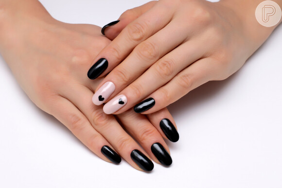 Unhas decoradas minimalistas com esmalte preto: a nail art com coração é fácil de fazer em casa