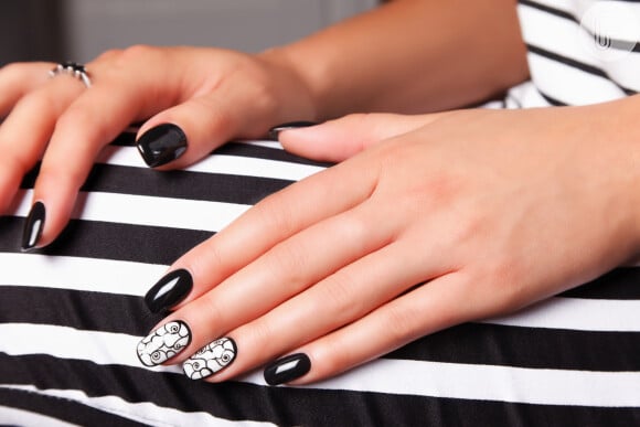 Unhas decoradas com floral e mix de preto e branco