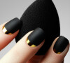 Unhas decoradas com efeito matte: nessa nail art, o esmalte preto apareceu em versão fosca