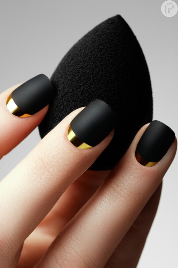 Unhas decoradas com efeito matte: nessa nail art, o esmalte preto apareceu em versão fosca