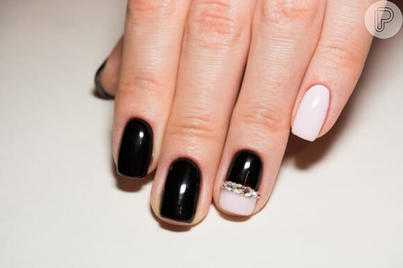 Unhas decoradas mais clássicas: que tal combinar esmalte preto e branco com strass?