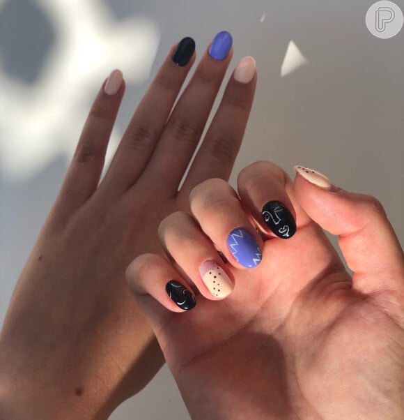 Unhas decoradas no estilo artsy com esmalte preto