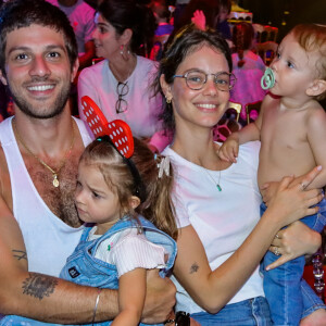 Chay Suede e Laura Neiva combinaram looks com os filhos em dia de circo