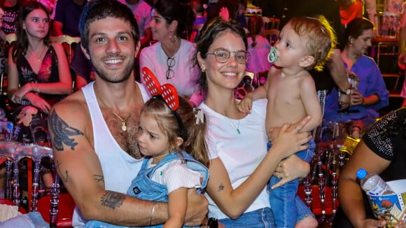 Trend básica: Chay Suede e Laura Neiva montam look com jeans e camiseta branca. Fotos do casal em passeio com filhos!