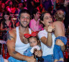 Chay Suede e Laura Neiva se divertiram com os filhos, Maria e José, em circo no Rio