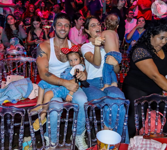 Chay Suede e Laura Neiva se divertiram com os filhos, Maria e José, em circo no Rio