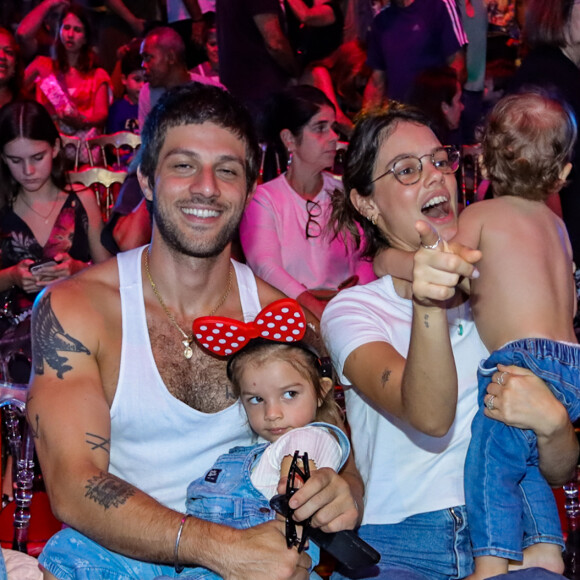 Chay Suede e Laura Neiva se divertiram com os filhos, Maria e José, em circo no Rio
