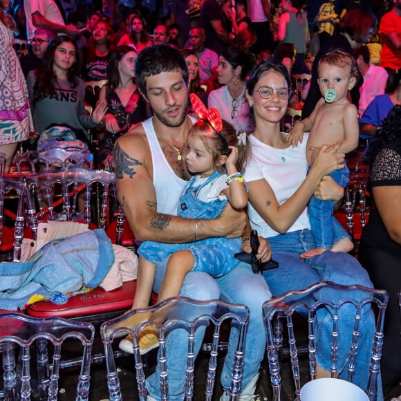 Chay Suede e Laura Neiva vestiram jeans e camiseta branca para noite de lazer com filhos