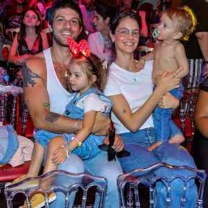 Chay Suede e Laura Neiva investiram em camiseta branca e jeans para levar filhos ao circo