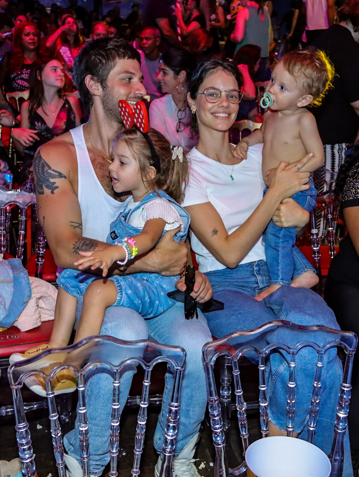 Foto Chay Suede E Laura Neiva Foram Fotografados Com Os Filhos Em Dia