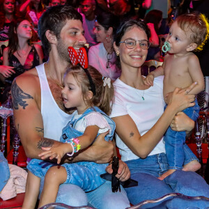 Chay Suede e Laura Neiva foram fotografados com os filhos em dia de circo